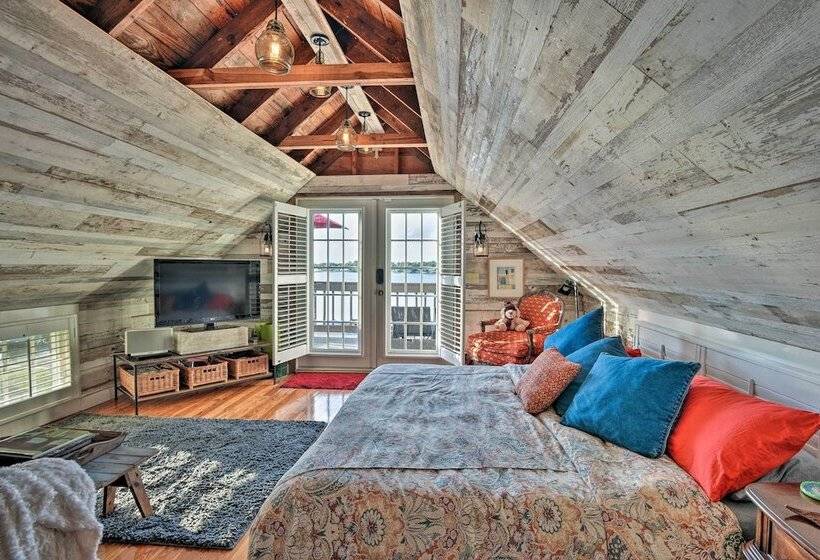 Lakefront Florida Retreat   Pool Table & Boat Dock