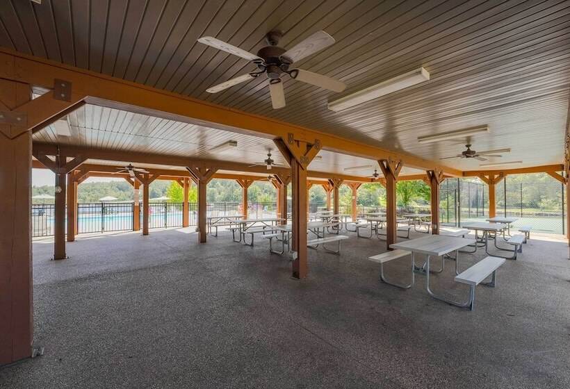 Lakefront Branson Cabin: 6 Mi To Branson Strip!