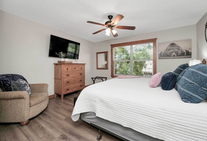 Lakefront Branson Cabin: 6 Mi To Branson Strip!