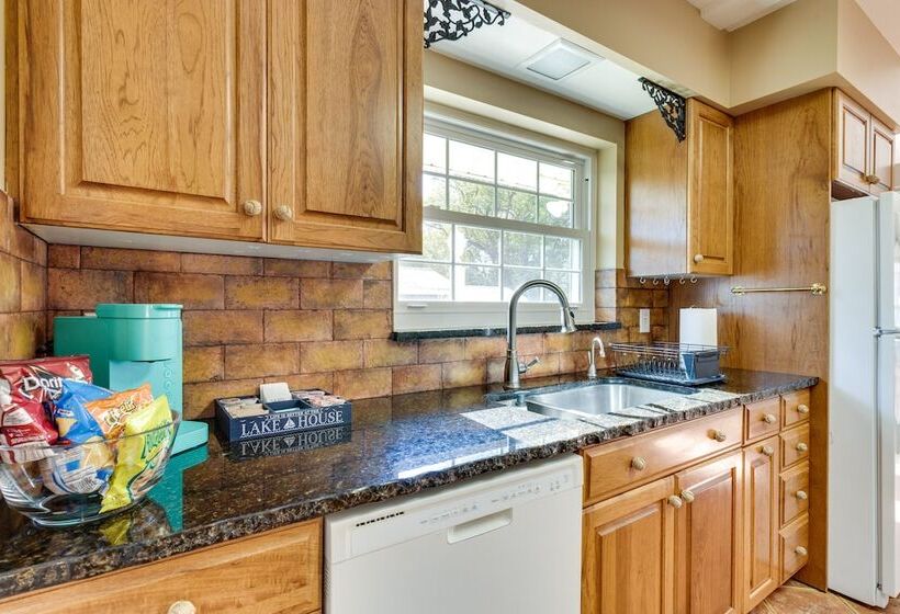 Lakefront Tavares Home W/ Deck, Patio & Dock!