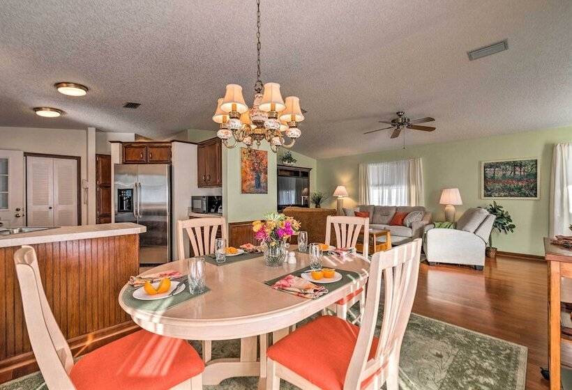 Lovely Lady Lake Home W/ Resort Amenities & Lanai!