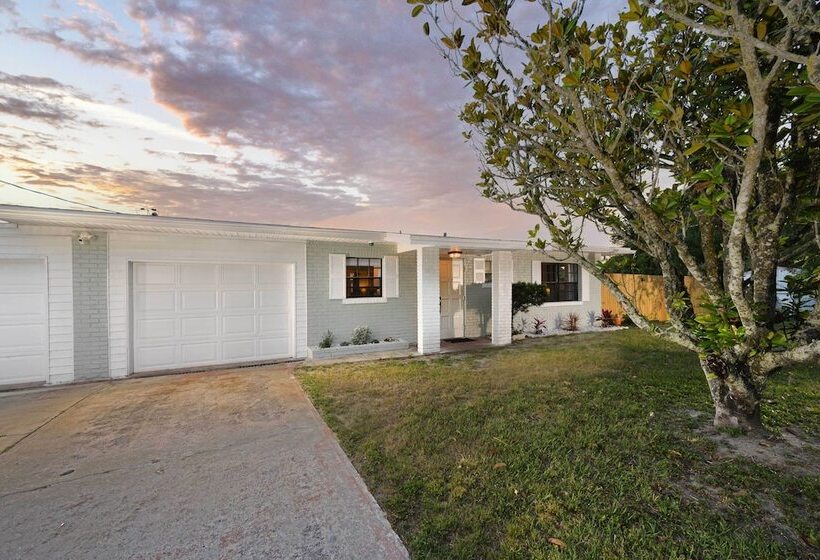 Lakefront Home W/ Screened Porch & Grill