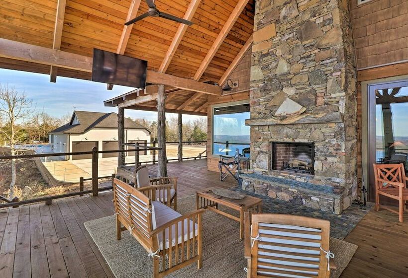 Luxurious Lodge W/ Fire Pit & Swimming Spa!