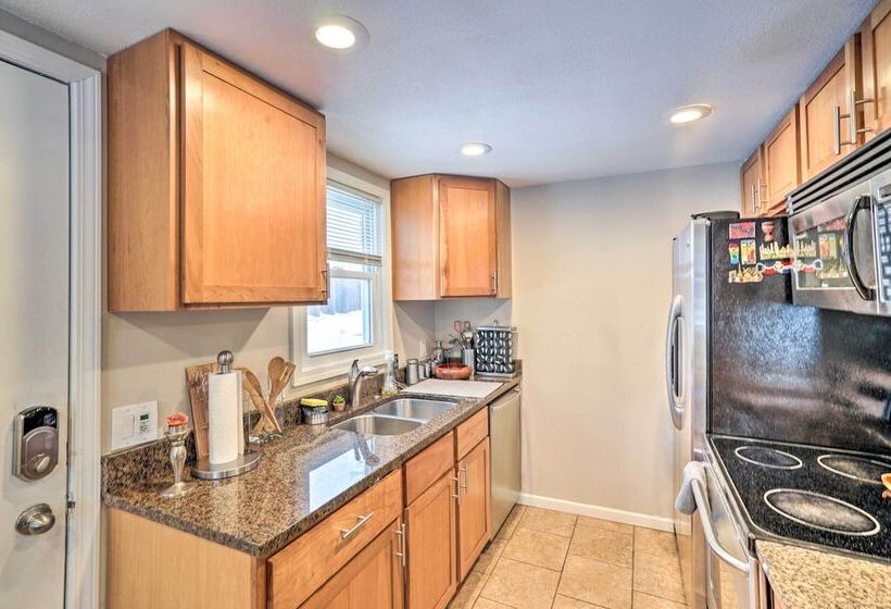 8 Mi To Downtown: Convenient Minneapolis Home