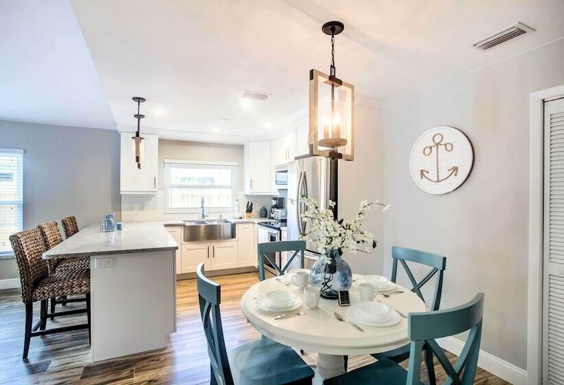 Naples Home W/ Lanai & Pool Near Vanderbilt Beach!