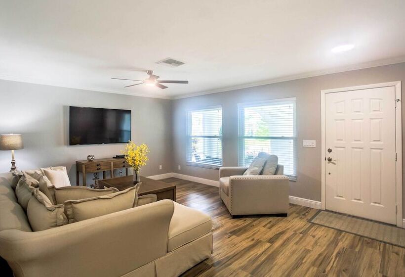 Naples Home W/ Lanai & Pool Near Vanderbilt Beach!