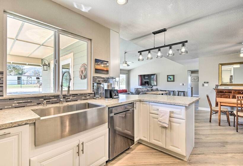 Newly Updated, Dog Friendly Peakview House!