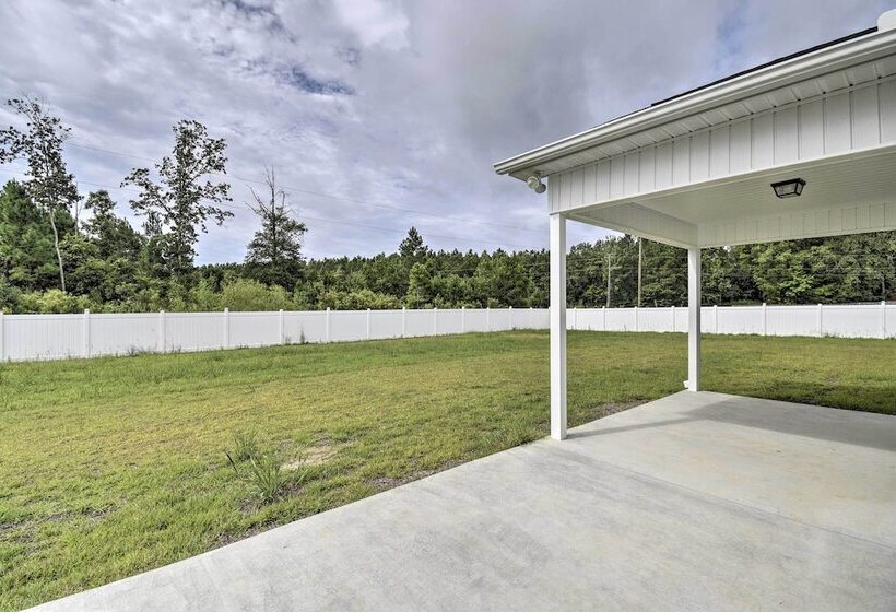 3 Mi To Golf: Loris Home W/ Big Private Yard!