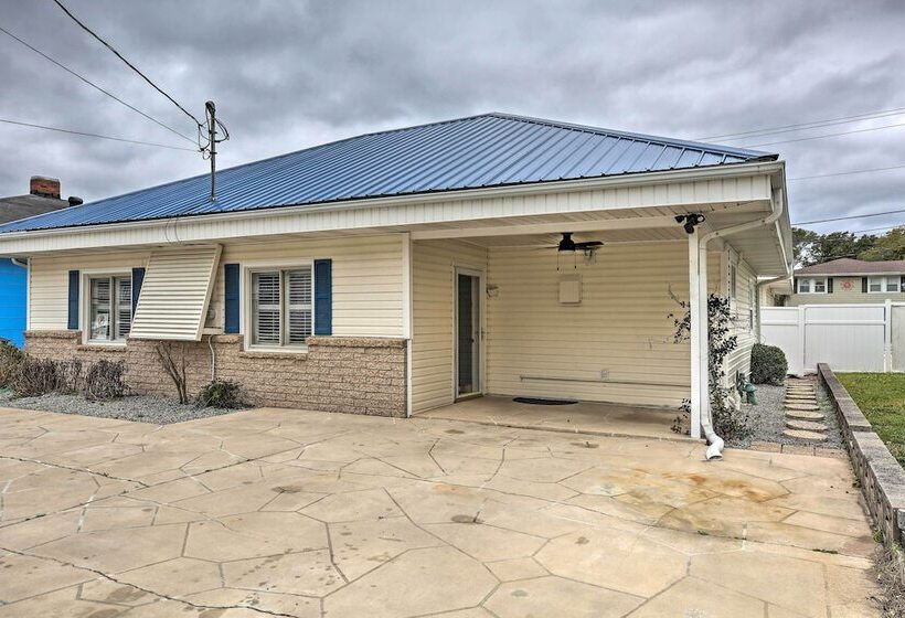 North Myrtle Beach Home: Steps To The Beach!