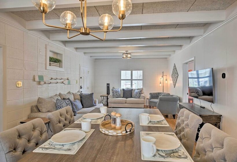 North Myrtle Beach Home: Steps To The Beach!