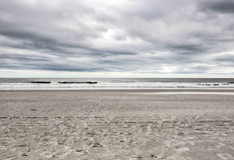 North Myrtle Beach Home: Steps To The Beach!