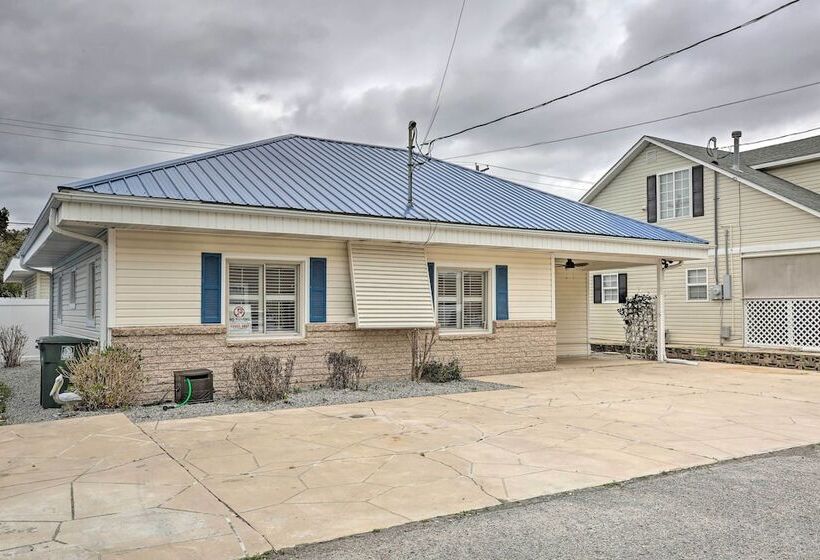 North Myrtle Beach Home: Steps To The Beach!