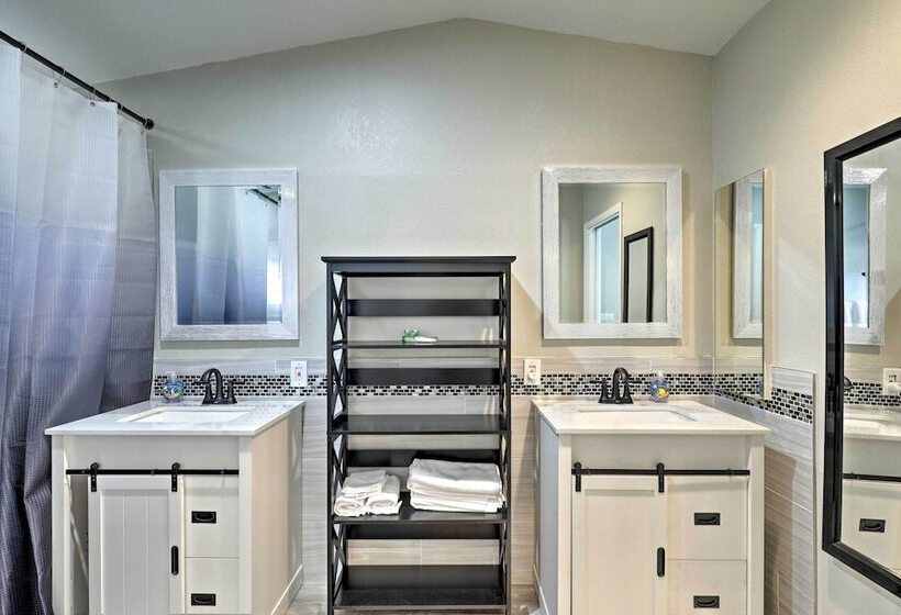 Near Beaches & Dining: Palm Harbor Gem W/ Pool