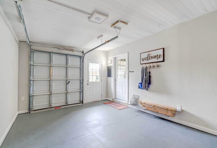 Peaceful Lady Lake Home W/ Screened In Porch!