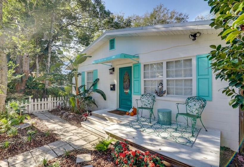 The Cottage Jewel  Pet Friendly Home: Fenced Yard