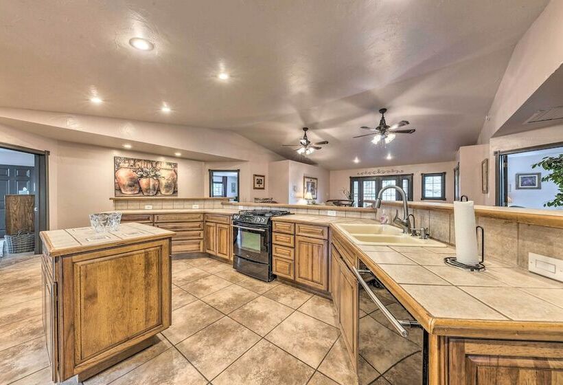 Casa Ruidoso Cabin: Hot Tub, Views & Pool Table!
