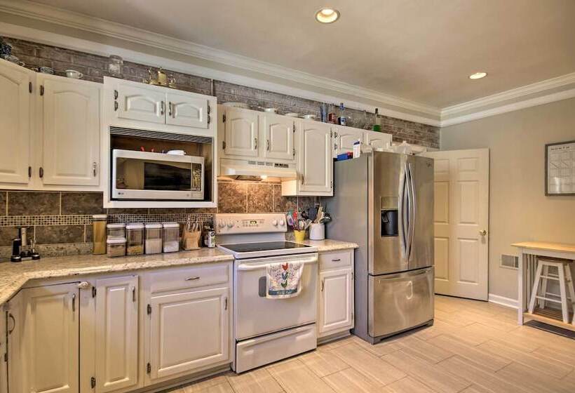 Quiet Columbia Home W/ Fire Pit & Pool Table!