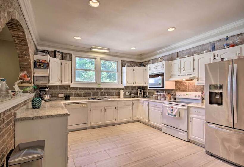 Quiet Columbia Home W/ Fire Pit & Pool Table!