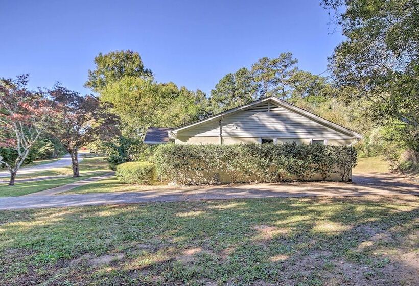 Quiet Columbia Home W/ Fire Pit & Pool Table!