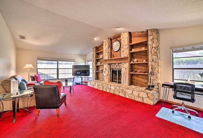 Relaxing Tampa Abode W/ Screened Lanai & Pool