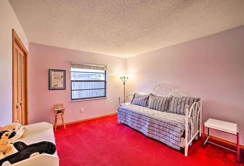 Relaxing Tampa Abode W/ Screened Lanai & Pool