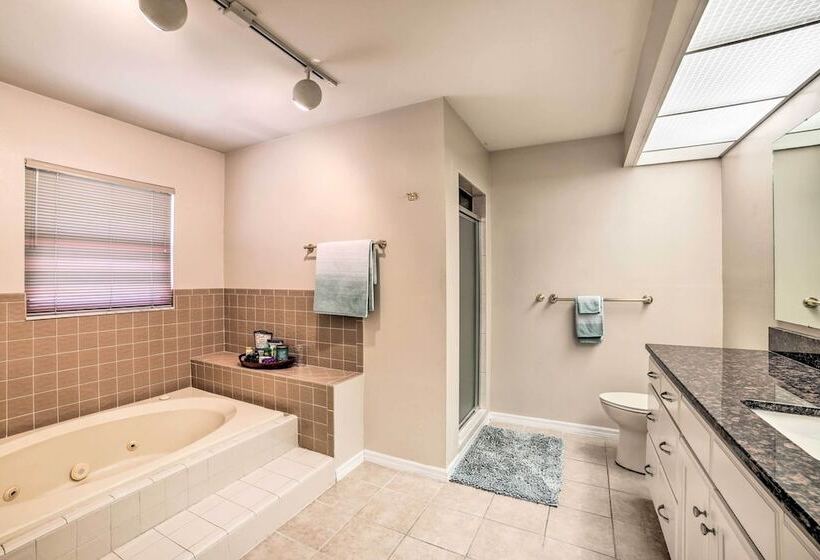 Relaxing Tampa Abode W/ Screened Lanai & Pool