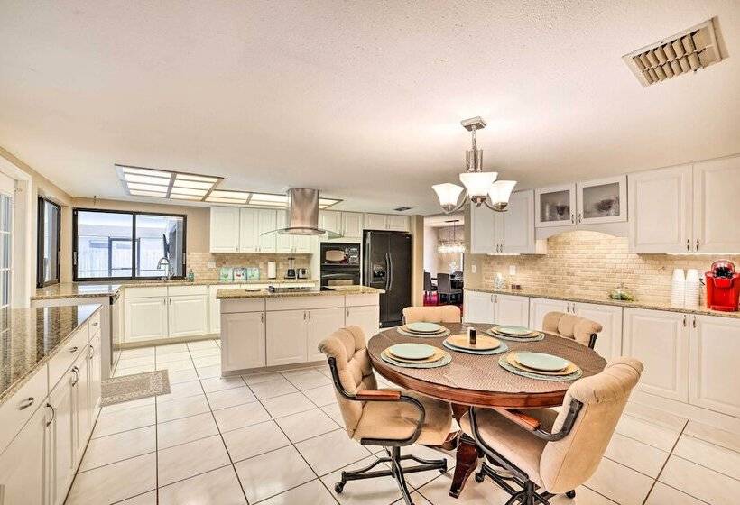 Relaxing Tampa Abode W/ Screened Lanai & Pool