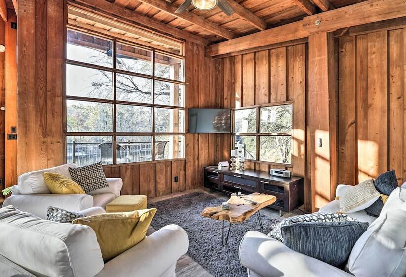 Fort White Retreat: Deck & River Access!