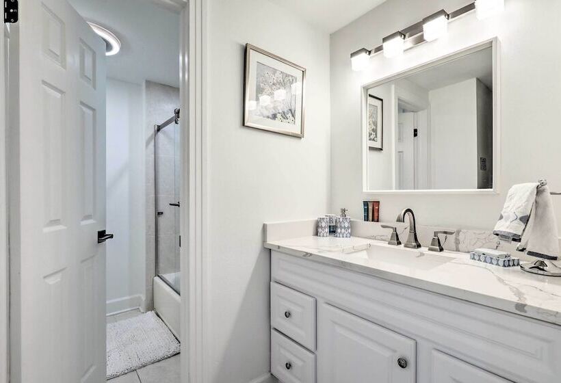 Stunning Tampa Oasis ~ 15 Mi From Downtown!