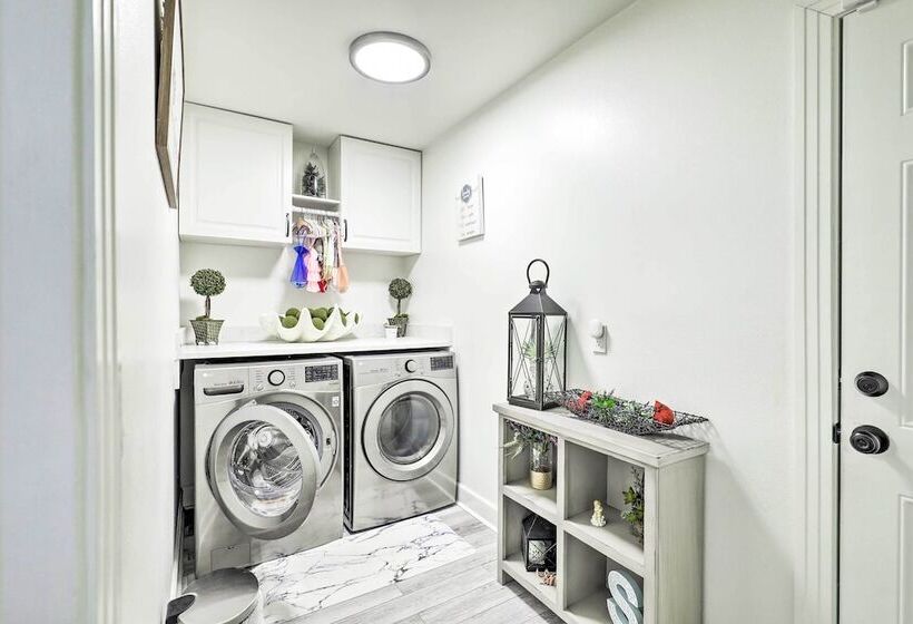 Stunning Tampa Oasis ~ 15 Mi From Downtown!