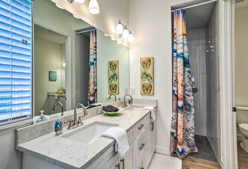 Family Friendly Tampa Home < 3 Mi To Ocean!
