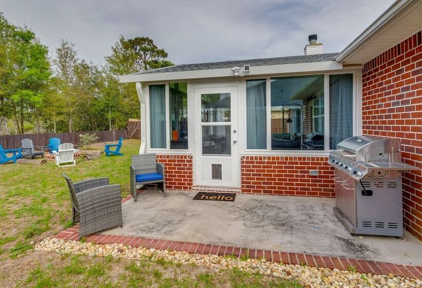 Sunny Pensacola Home W/ Fire Pit & Gas Grill!