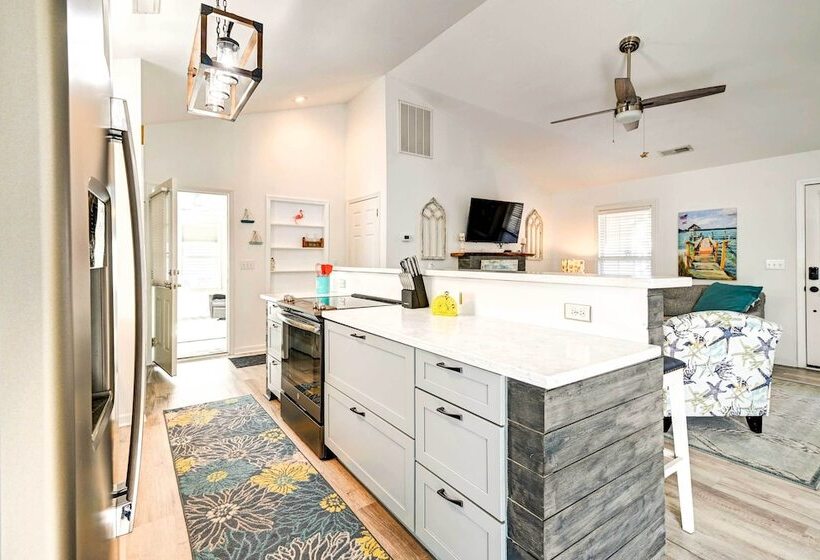Walk To Ocean: Sunny Surfside Beach Home!
