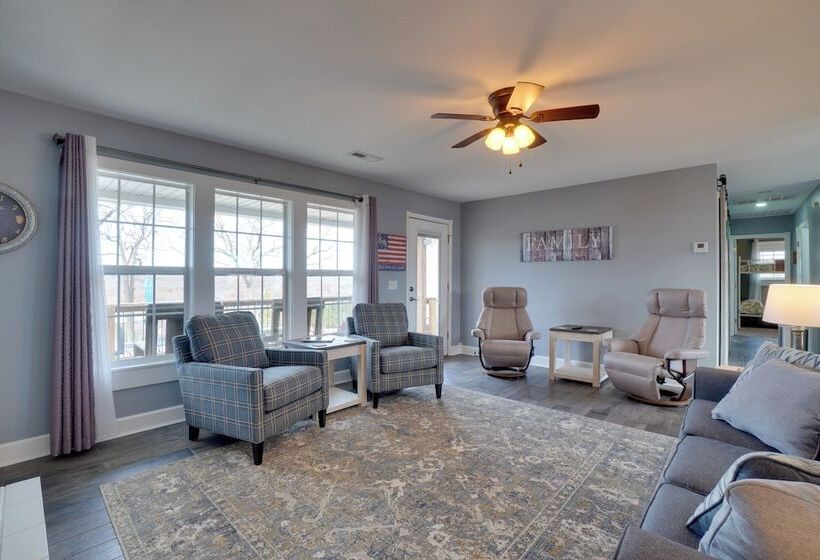 Table Rock Lake Home   Fire Pit & Lake Views!