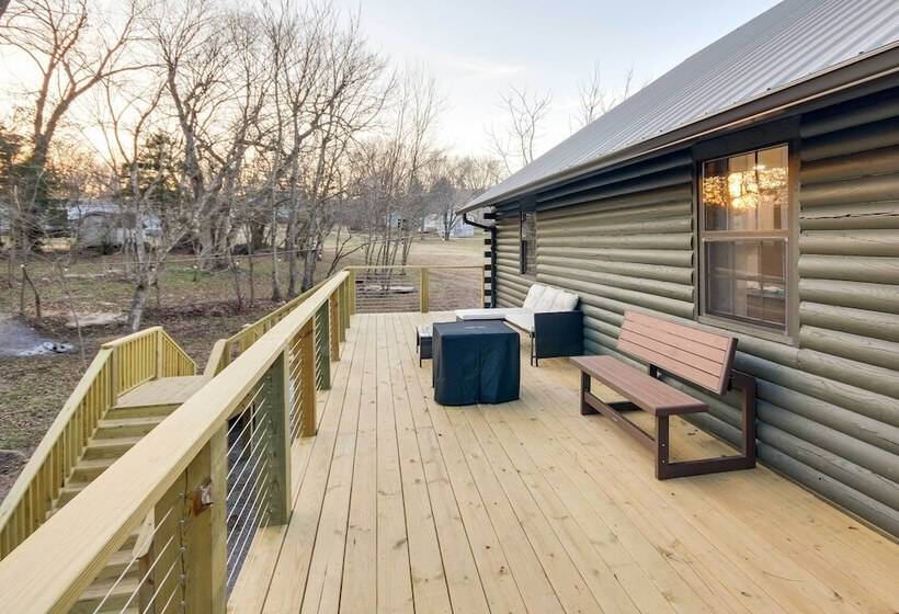 Tranquil Creekside Hideout: Families Welcome!