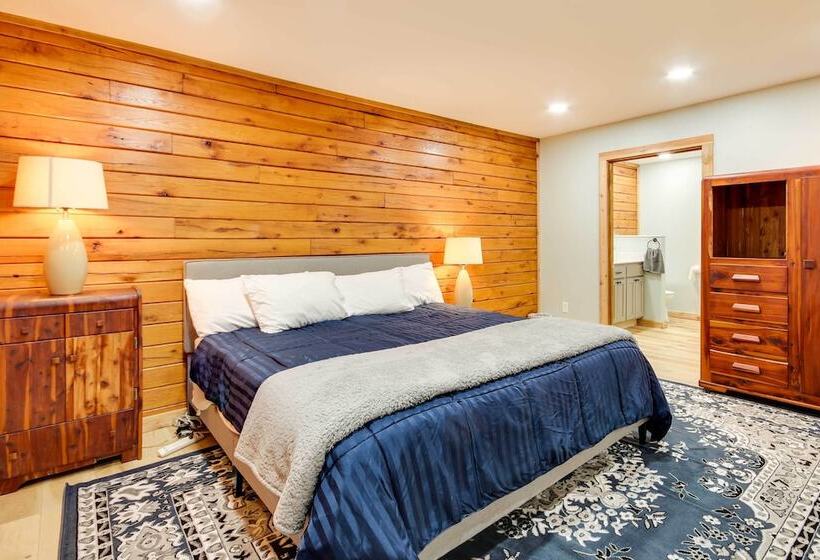 Tranquil Creekside Hideout: Families Welcome!