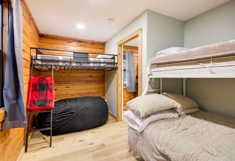 Tranquil Creekside Hideout: Families Welcome!