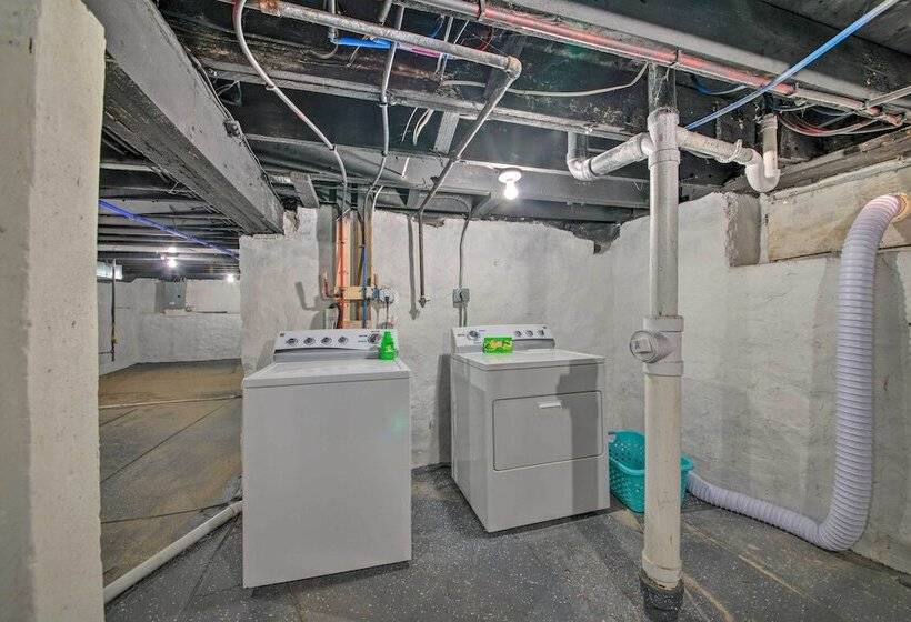 9 Mi To Dtwn: Vibrant St Louis Home!