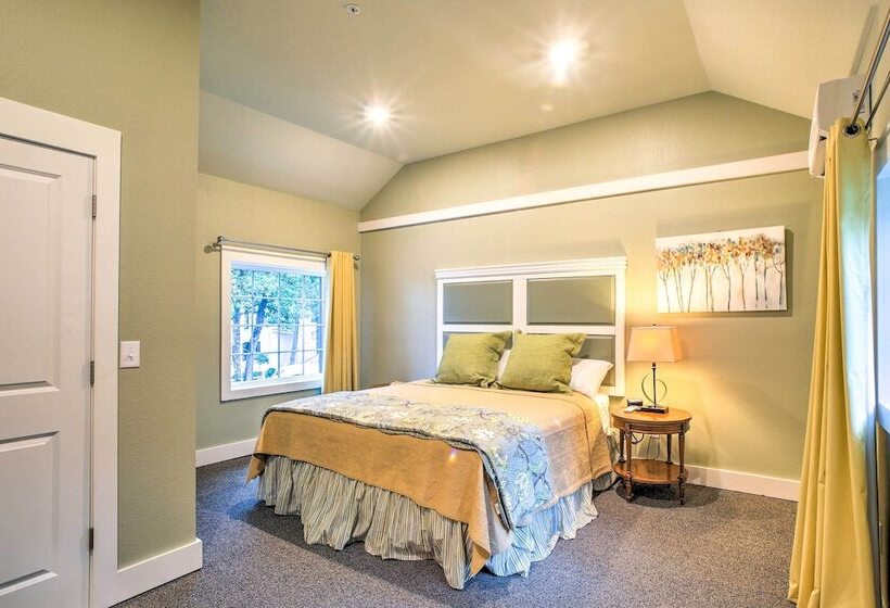 Welcoming Downtown Branson Cottage W/ Pool Access!