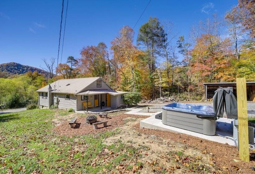 Bright Farmhouse W/ Hot Tub & Mountain View!