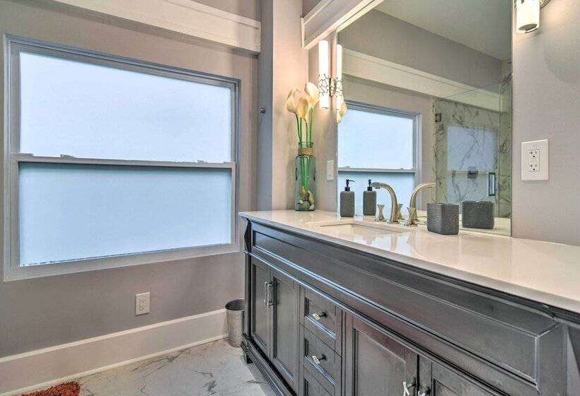 Bright St Petersburg Home W/ Pergola & Garden