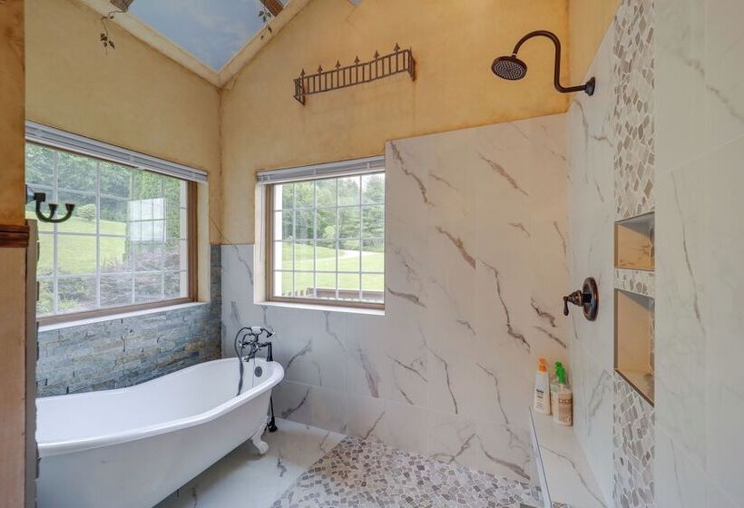 Classy Home W/ Hot Tub + Mt. Jefferson Views!