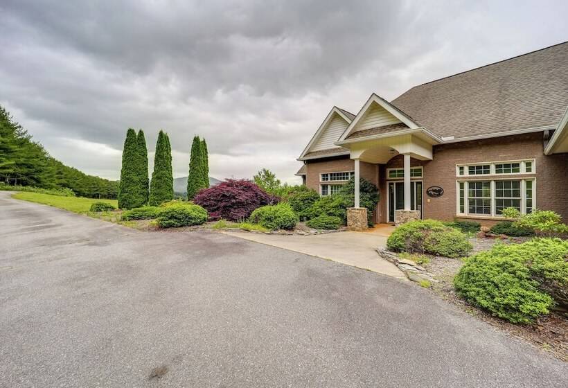 Classy Home W/ Hot Tub + Mt. Jefferson Views!