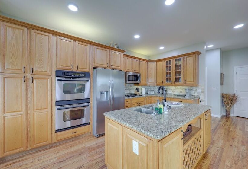 Classy Home W/ Hot Tub + Mt. Jefferson Views!