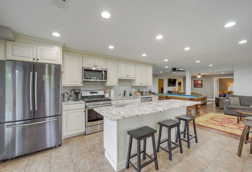 Classy Home W/ Hot Tub + Mt. Jefferson Views!