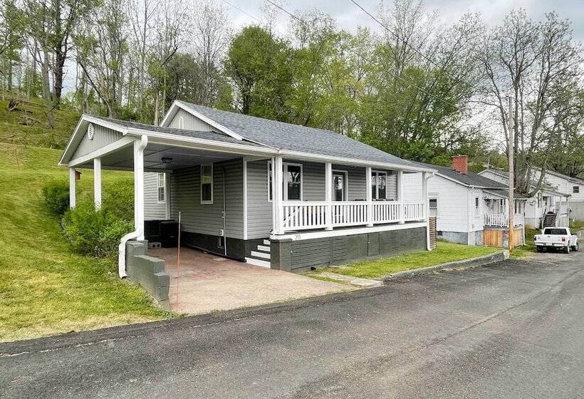 Cozy Fries Escape W/ Mountain & River Views!