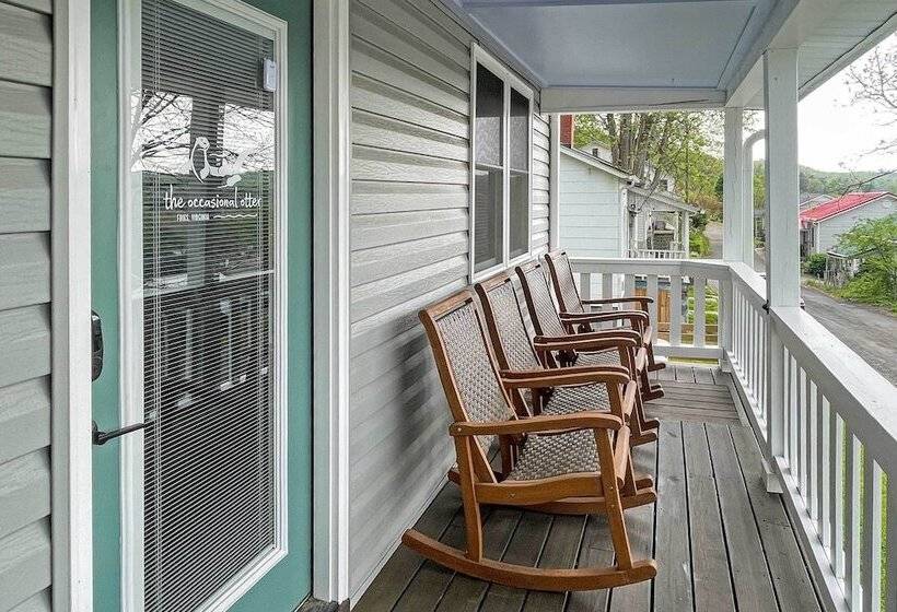 Cozy Fries Escape W/ Mountain & River Views!