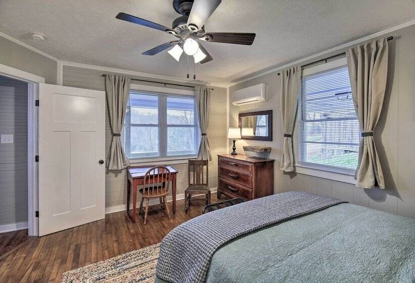 Cozy Fries Escape W/ Mountain & River Views!