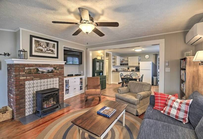 Cozy Fries Escape W/ Mountain & River Views!