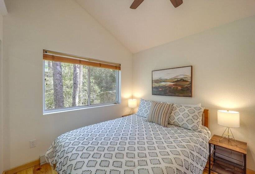 10 Mi To Sugar Mountain: Cozy Newland Cabin!